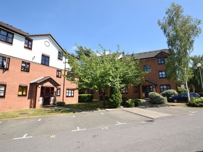 Flat to rent in Argyle Court, King Georges Avenue, Watford WD18