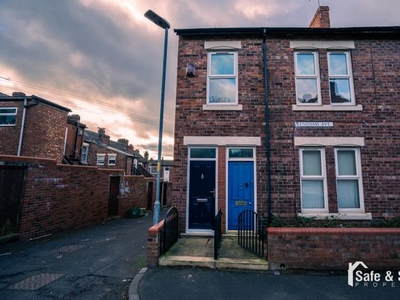 Flat to rent in Bensham Avenue, Gateshead, Tyne And Wear NE8