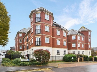 Flat to rent in Chatsworth Square, Hove BN3