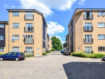Flat to rent in Gladeside, Cambridge CB4