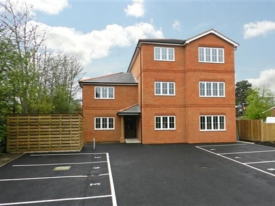 Flat to rent in Kings Court, Kings Road, Crowthorne RG45