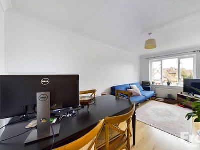 Flat to rent in Maynard Court, Rosefield Road, Staines-Upon-Thames, Middlesex TW18