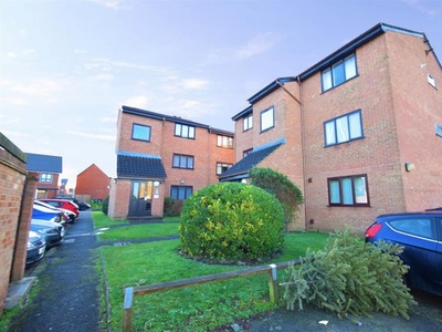 Flat to rent in Solar Court, King Georges Avenue, Watford WD18