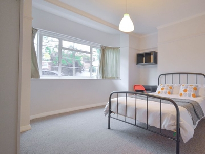 Furnished room 3-bedroom flat in Willesden Green, London