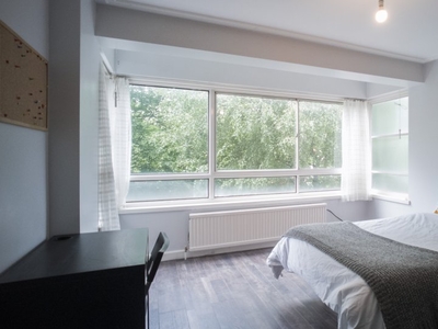 Great room to rent in 3-bedroom flat in Kensal Green, London