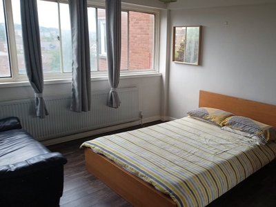 Lovely room to rent in 3-bedroom flat in Kensal Green