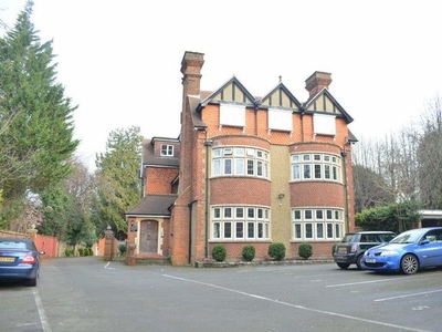 Maisonette to rent in College Road, Epsom, Surrey KT17