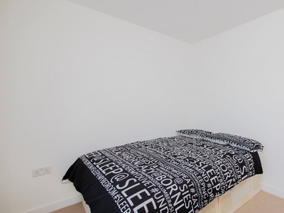 Room to rent in 4-bedroom flat in Poplar, London