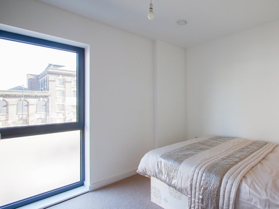 Room to rent in 4-bedroom flat in Poplar, London