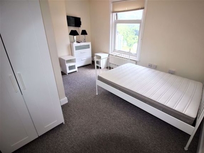 Room to rent in En-Suite Double Room To Let, All Bills Included, In Town Centre, William Street SN1