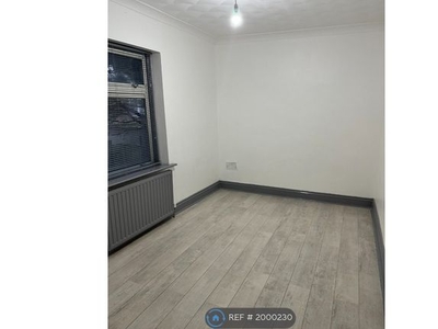 Room to rent in Fallaize Avenue, Ilford IG1
