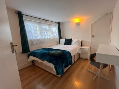 Shared accommodation to rent in Room 3, Berkeley Ave, Ilford IG5
