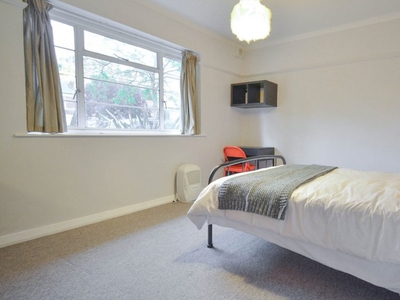 Spacious room, 3-bedroom flatshare, Willesden Green, London