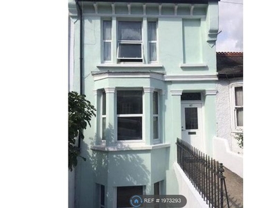 Terraced house to rent in Princes Road, Brighton BN2