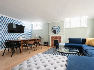 Town house to rent in Drayson Mews, Kensington W8