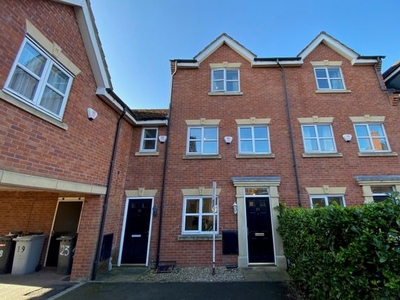 Town house to rent in Salisbury Close, Crewe, Cheshire CW2