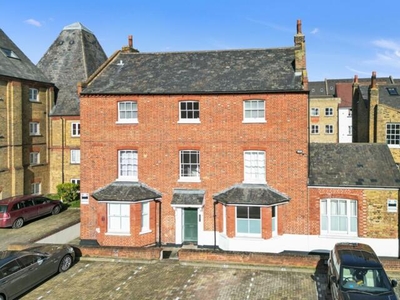 1 Bedroom Apartment For Sale In Gravesend, Kent