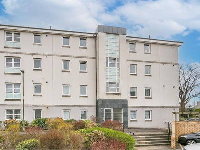 3 bed second floor flat for sale in Chesser
