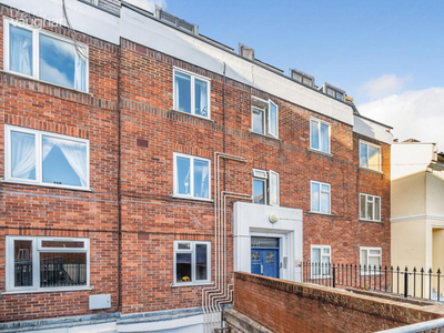 3 bedroom flat for sale in Devonian Court, Park Crescent Place, Brighton, East Sussex, BN2