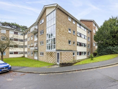 3 bedroom flat for sale in Leahurst Court Road, London Road, Brighton, BN1