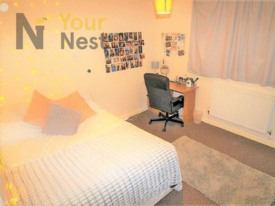 3 bedroom flat to rent Leeds, LS6 1BE