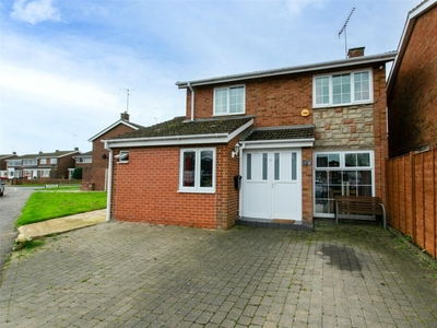 4 bedroom detached house for sale in Baccara Grove, Bletchley, MK2