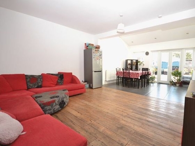 4 bedroom terraced house to rent London, E17 6BB