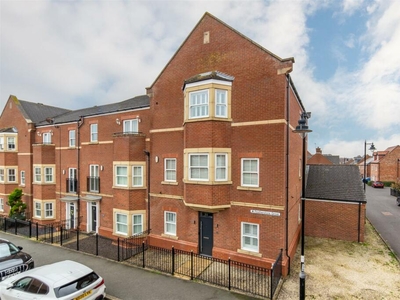 5 bedroom town house for sale in Featherstone Grove, Great Park, NE3