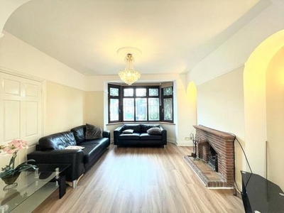 6 bedroom detached house to rent South Woodford, E18 1NU
