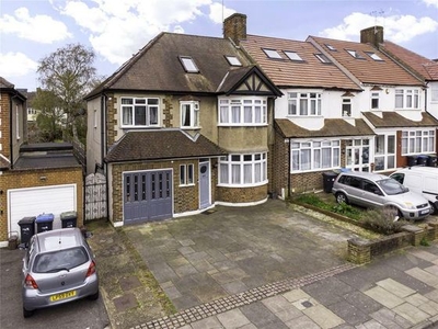 6 bedroom end of terrace house for sale London, N11 1AS