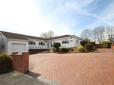 Bungalow to rent in Herm Close, Seabridge, Newcastle-Under-Lyme ST5