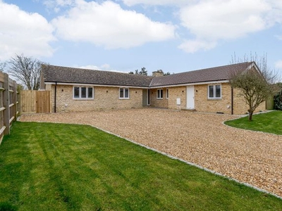 Bungalow to rent in The Butts, Aynho, Banbury, Oxfordshire OX17