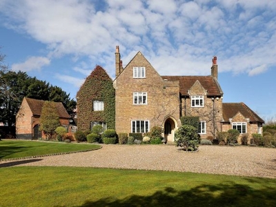 Country house to rent in Long Grove, Seer Green, Beaconsfield, Buckinghamshire HP9