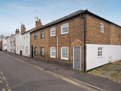 End terrace house to rent in Russell Street, Windsor SL4