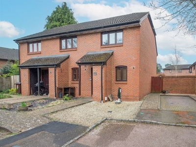End terrace house to rent in Wentworth Close, Crowthorne RG45