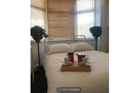 Room to rent in Barley Mow Lane, Catshill, Bromsgrove B61