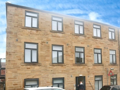 Flat to rent in Bradford Road, Batley WF17