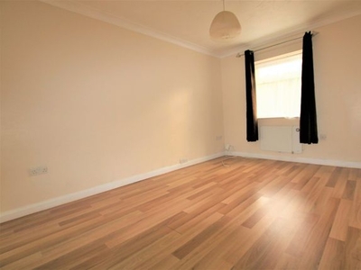 Flat to rent in Common Road, Langley, Slough SL3