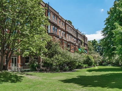 Flat to rent in Cresswell Gardens, London SW5