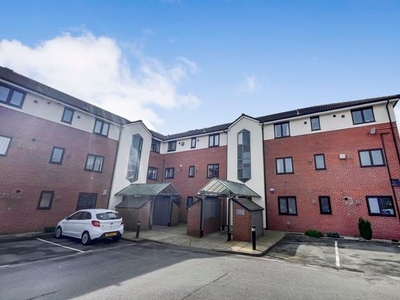 Flat to rent in Dean Court, Bolton BL1