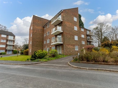 Flat to rent in Dunnymans Road, Banstead SM7