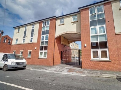 Flat to rent in Edinburgh Avenue, Armley, Leeds LS12