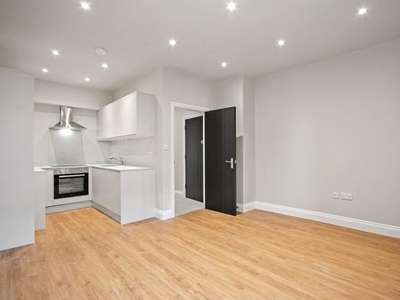 Flat to rent in Park Lane, Croydon, Surrey CR0