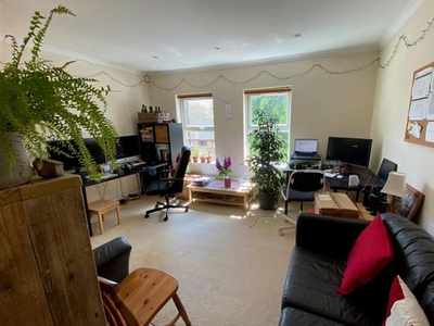 Flat to rent in Prince Of Wales Avenue, Reading RG30