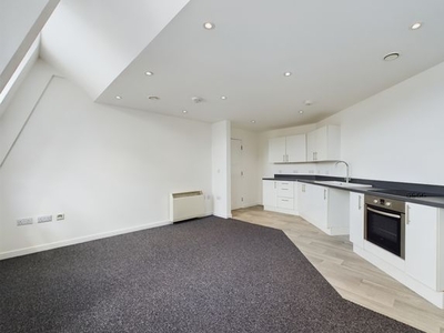 Flat to rent in Queens House, Paragon Street HU1