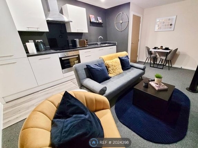 Flat to rent in Sandringham House, Salford M5