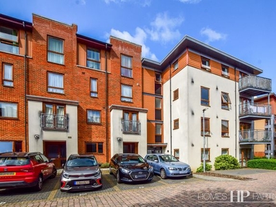 Flat to rent in Tomlin Court, Commonwealth Drive RH10
