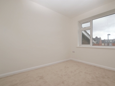 Flat to rent - Windfield Close, London, SE26