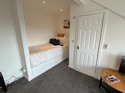 Room to rent in Austhorpe Road, Crossgates, Leeds LS15