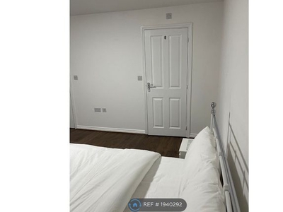 Room to rent in Birmingham Road, Oldbury B69